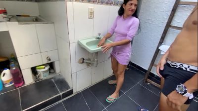 AYUDA A SU HIJASTRA FLACA A LAVAR EL BAÑO A CAMBIO DE SACARLE TODA LA LECHE CON SU COÑO