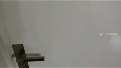 I fucked my girlfriend’s stepsis in the bathroom when she went to the supermarket LYNN SCREAM